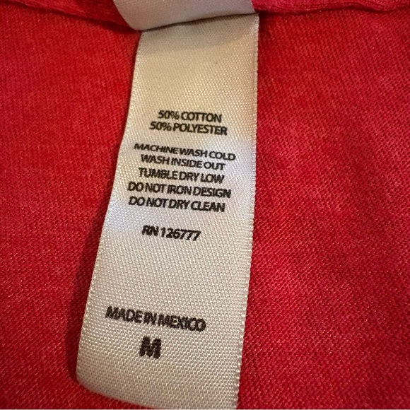 Mommy Shark Red T-Shirt by Duckco size M - Picture 8 of 8